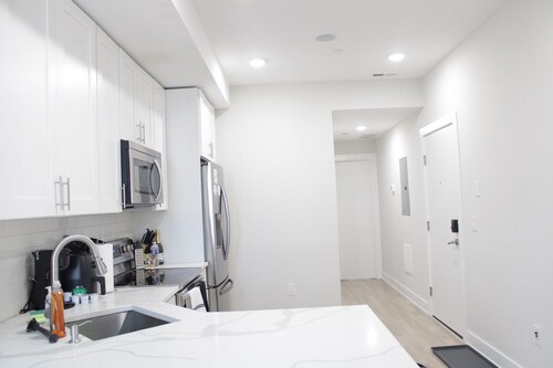 The Urban Oasis 2BR 2BTH with Balcolny