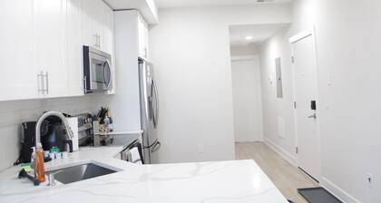 The Urban Oasis 2BR 2BTH with Balcolny