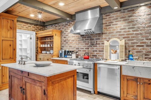 Historic Luxury Loft Main St Downtown Greenville