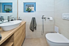 Towels, soap, toilet paper - Chic 3-bedroom apartment with AC, WiFi in charming Žrnovnica (Žrnovnica)