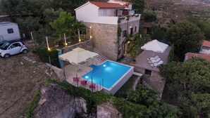 A villa with a swimming pool, outdoor seating, and a stone wall. - Chic 3-bedroom apartment with AC, WiFi in charming Žrnovnica (Žrnovnica)