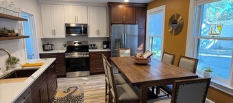 Cozy 3-bedroom house in Green Bay. Near Lambeau Field and Broadway District.