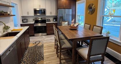 Cozy 3-bedroom house in Green Bay. Near Lambeau Field and Broadway District.