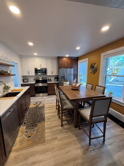 Cozy 3-bedroom house in Green Bay. Near Lambeau Field and Broadway District.