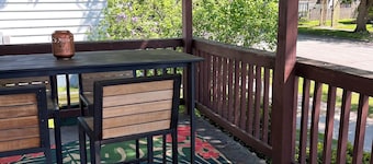 Cozy 3-bedroom house in Green Bay. Near Lambeau Field and Broadway District.