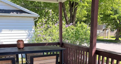 Cozy 3-bedroom house in Green Bay. Near Lambeau Field and Broadway District.