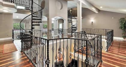 Sleeps18~7500SqFt~Bourbon Trial~Creek~Sauna~Hot Tub~Themed Spaces~Luxe Amenities