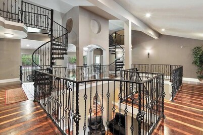 Sleeps18~7500SqFt~Bourbon Trial~Creek~Sauna~Hot Tub~Themed Spaces~Luxe Amenities
