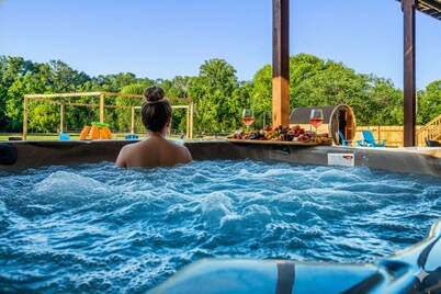 Creekside Oasis w/ Hot Tub Sauna Themed Spaces Luxe Amenities