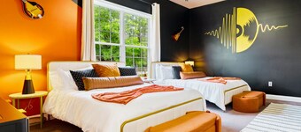 7500Sq Ft,Sleeps18,Bourbon Trial,Themed Spaces,Hot Tub,Creek,Sauna,Lux Amenties