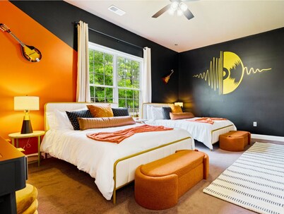 7500Sq Ft,Sleeps18,Bourbon Trial,Themed Spaces,Hot Tub,Creek,Sauna,Lux Amenties