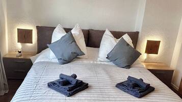 1 Schlafzimmer, Schreibtisch, Bügeleisen/Bügelbrett, Reisekinderbett