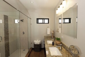 Dusche, Handtücher, Toilettenpapier