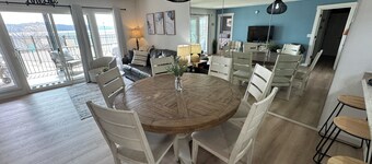 Renovated 2-bed / 2-bath condo POOLSIDE & LAKEFRONT!