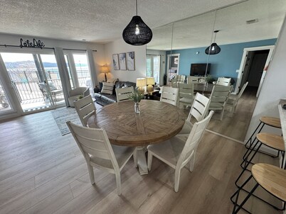 Renovated 2-bed / 2-bath condo POOLSIDE & LAKEFRONT!