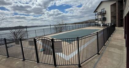 Renovated 2-bed / 2-bath condo POOLSIDE & LAKEFRONT!