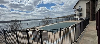 Renovated 2-bed / 2-bath condo POOLSIDE & LAKEFRONT!