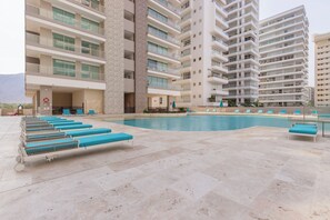 Una piscina al aire libre