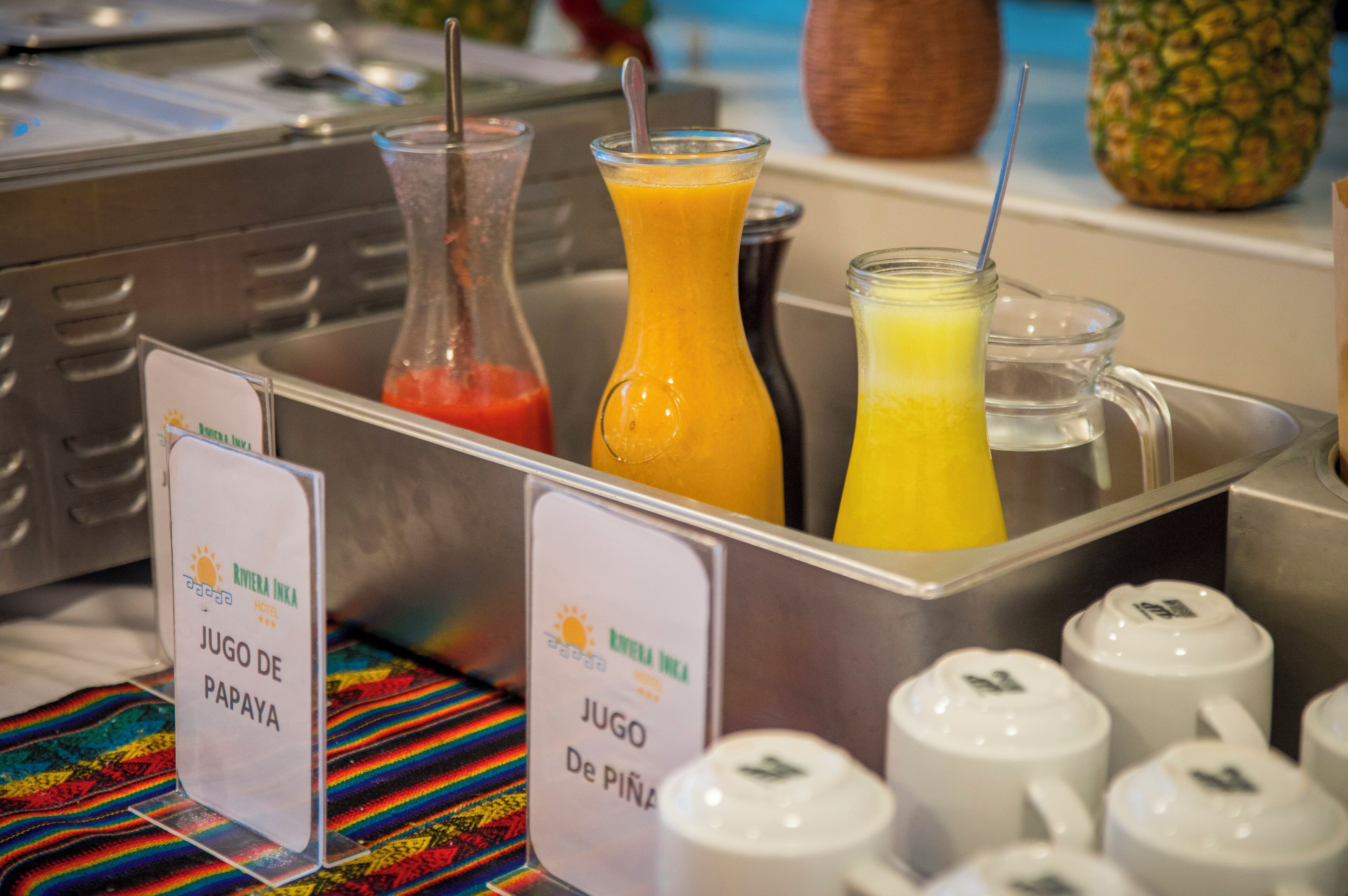 Ein Saftbar mit Schildern für Papaya- und Ananassaft.