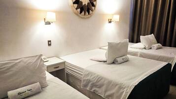 Kamar Quadruple Comfort, pemandangan kota | Ruang kerja ramah laptop, tirai kedap cahaya, dan kedap suara