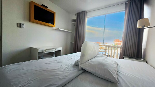 Deluxe-Zimmer, Stadtblick | Laptopgeeigneter Arbeitsplatz, Verdunkelungsvorhänge