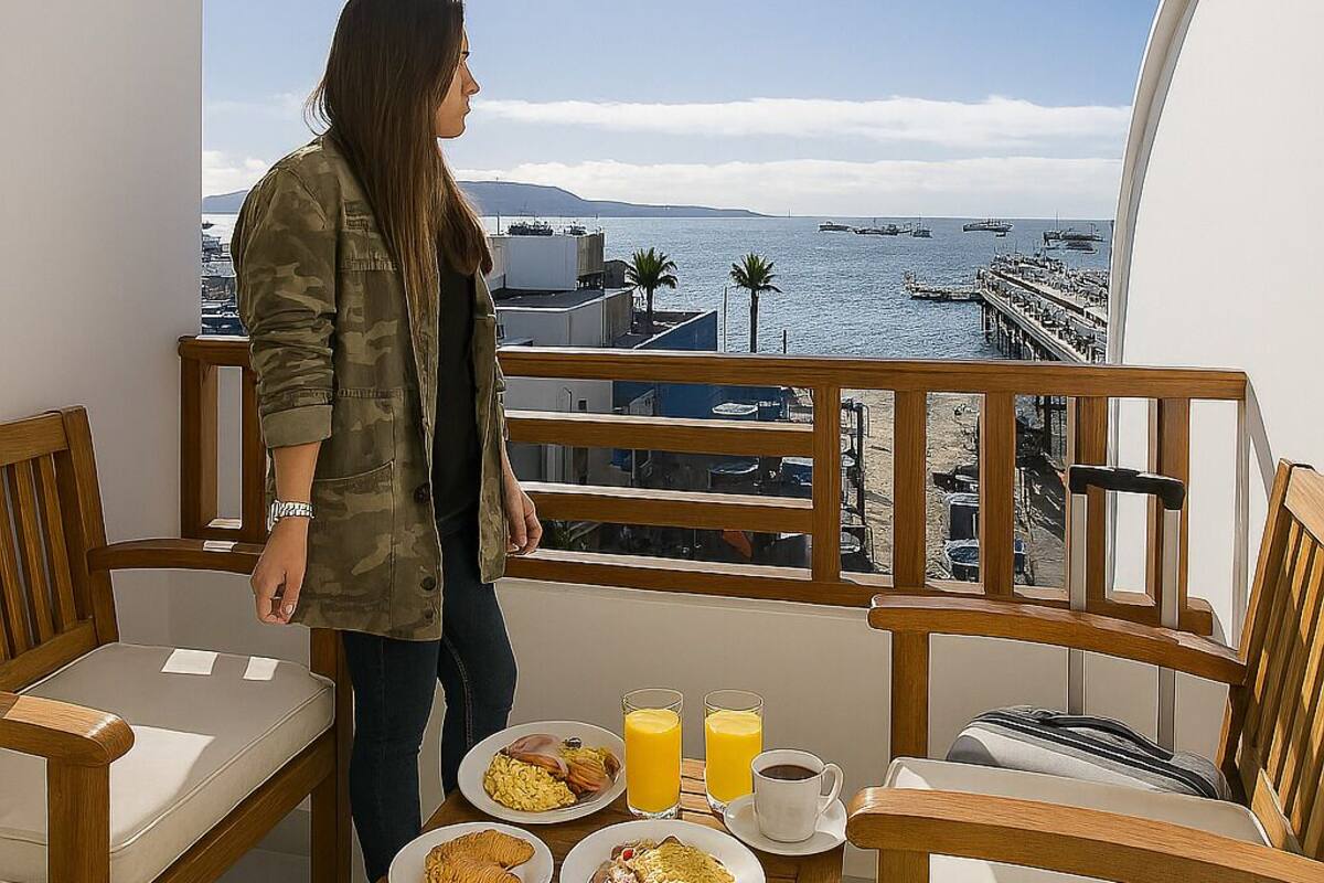 Luxury Room, Sea View | Laptop workspace, blackout drapes, soundproofing, WiFi (free)