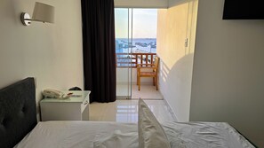 Chambre luxueuse, vue sur la mer | Espace de travail pour ordinateurs portables, rideaux d’obscurcissement