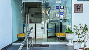 A hotel entrance with a glass door, a staircase, and a railing. - Hotel en Paracas - Riviera Inka (Paracas)