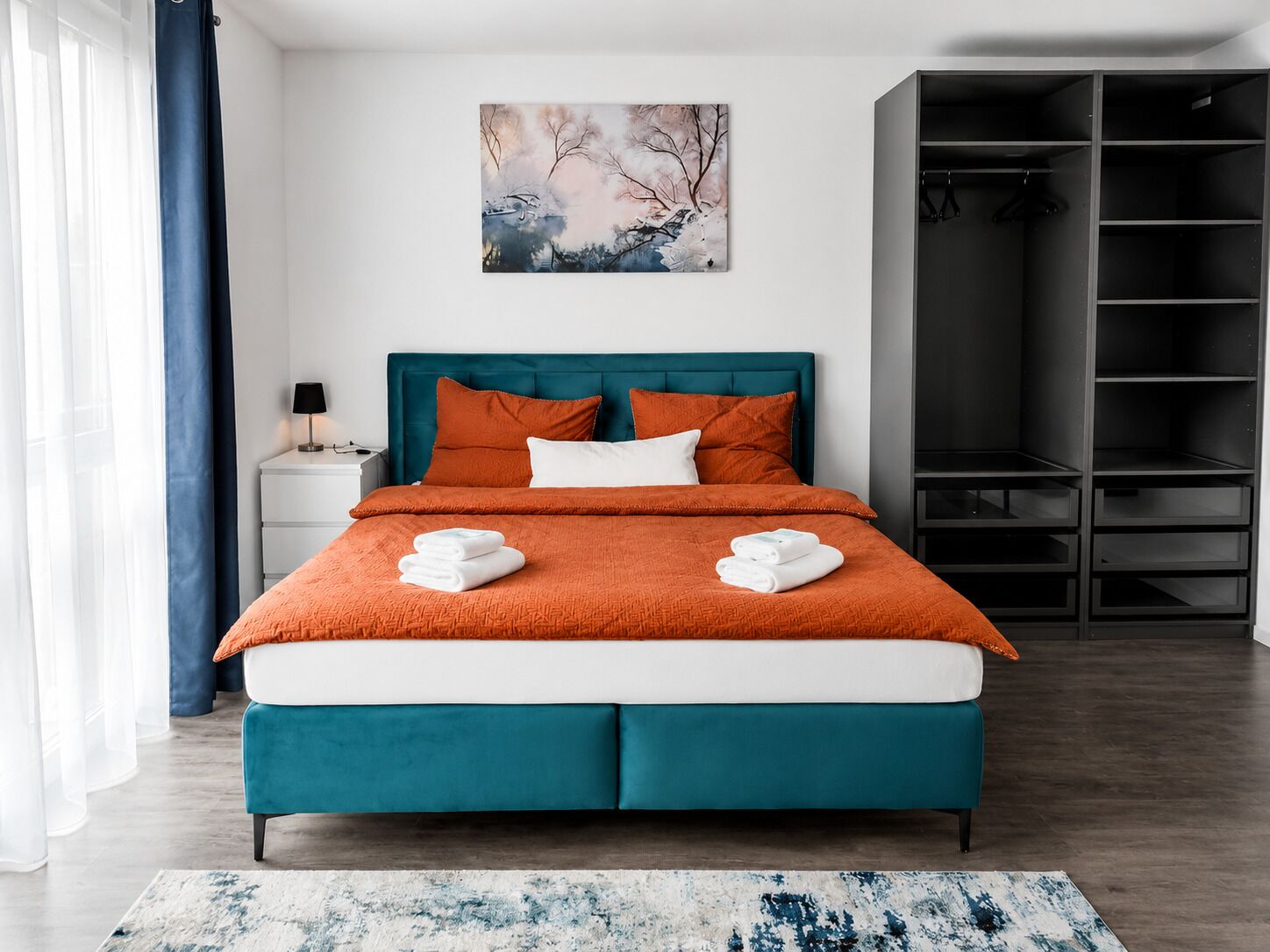 Tabla de planchar con plancha, wifi y ropa de cama 