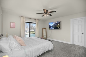 3 bedrooms, WiFi, bed sheets - Simonton Lake house with Pontoon, Kayaks, Ping Pong, Fire Pit, + Outdoor Darts (Elkhart)