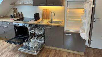 Micro-ondes, four, plaque de cuisson, lave-vaisselle
