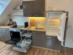 Microondas, horno, placa de cocina y lavavajillas