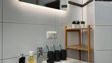 Hiustenkuivaaja, pyyhkeet, saippua, vessapaperi