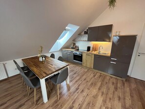 Microondas, horno, placa de cocina y lavavajillas