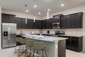 Maison, plusieurs lits, patio, vue jardin (2231LC WIR) | Cuisine privée | Réfrigérateur, micro-ondes, four, plaque de cuisson