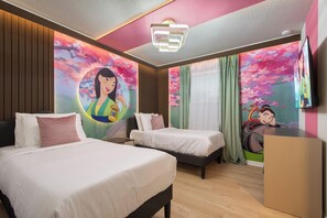 Una camera d'albergo con due letti, una TV e un affresco sulla parete.