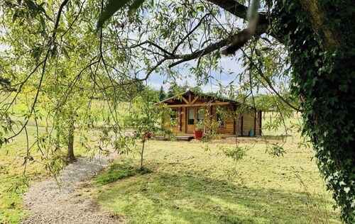 Comfortable nature cottage, fishing pond, swimming pool and jacuzzi in season