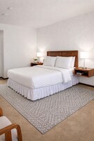 Quarto solteiro standard, 1 cama Queen, para não fumantes | Escrivaninha, espaço de trabalho para notebook, Wi-Fi de cortesia