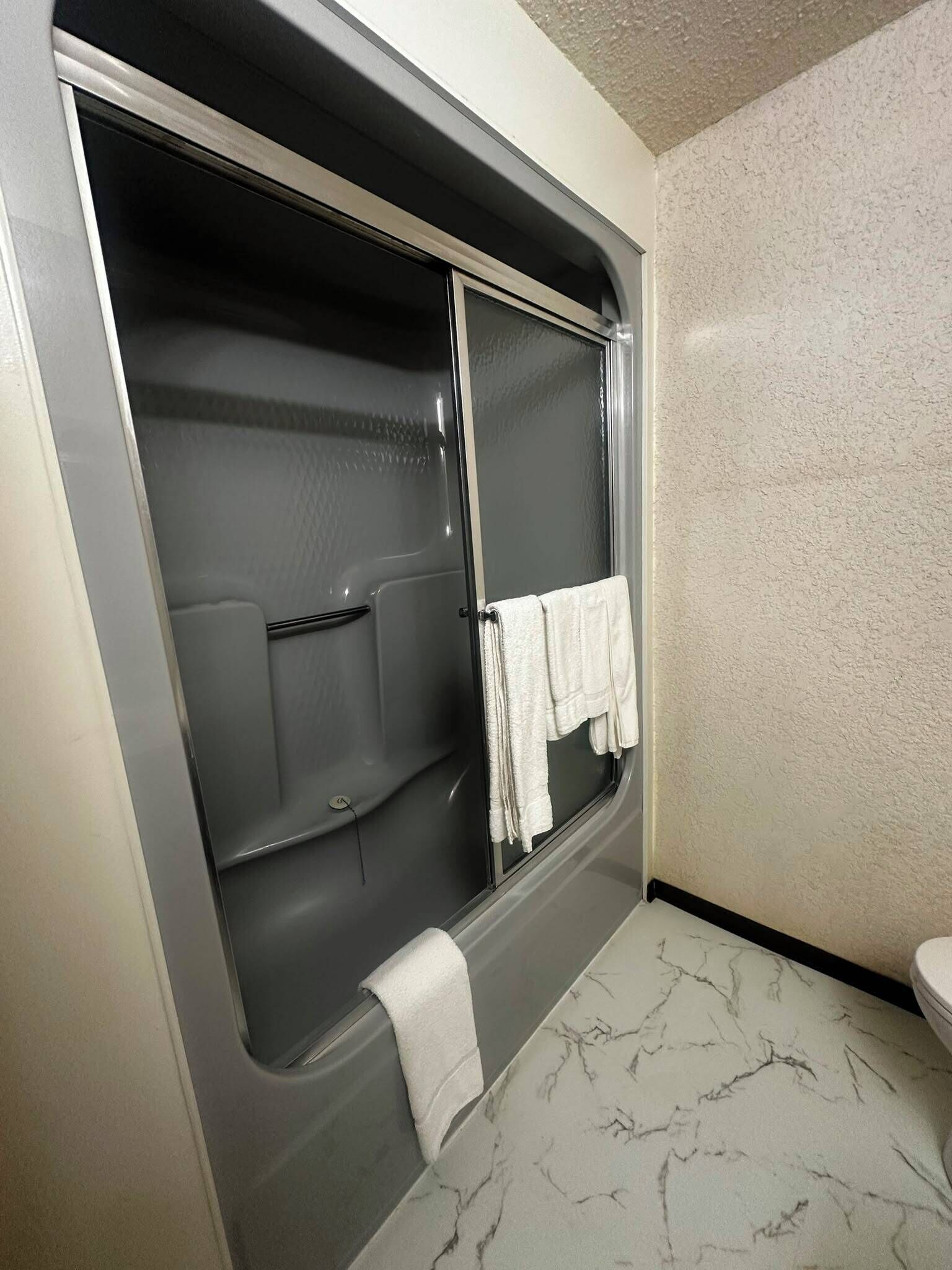 Standard Single Room, 1 Queen Bed, Non Smoking | Bathroom