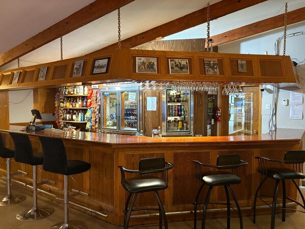 Bar (on property) - Maple Creek Motor Inn (Maple Creek)