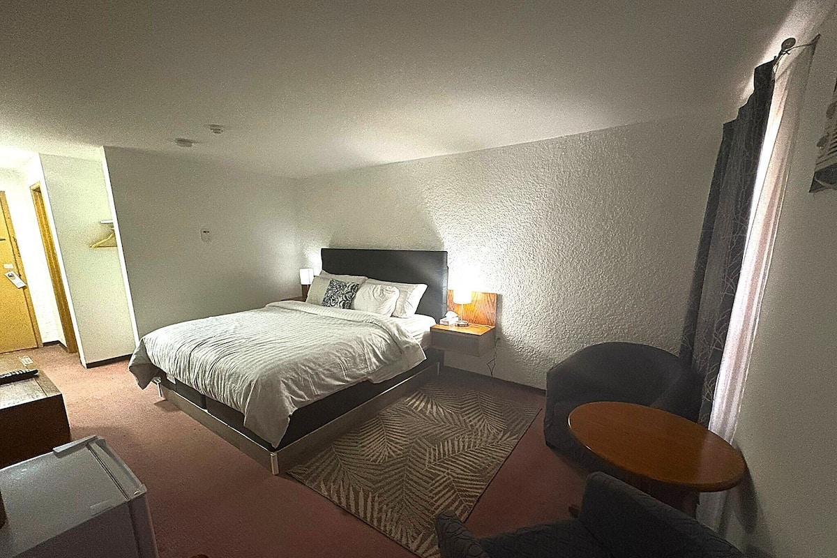 Standard Single Room, 1 King Bed, Non Smoking