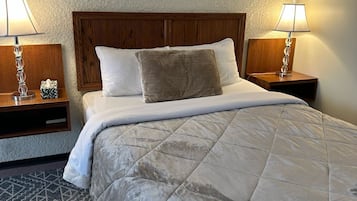 Quarto solteiro standard, 1 cama Queen, para não fumantes | Escrivaninha, espaço de trabalho para notebook, Wi-Fi de cortesia