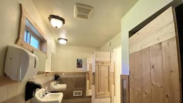 Pyyhkeet, saippua, vessapaperi