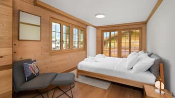 5 bedrooms, iron/ironing board, bed sheets