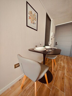 Basic Apartment | Dining