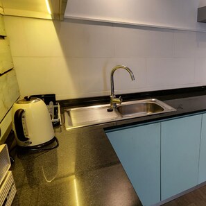 Deluxe Apartment | Private kitchen | Full-sized fridge, microwave, stovetop, electric kettle - Apart Hotel Rapa Nui (Hanga Roa)