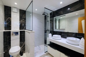 Dusche, Haartrockner, Handtücher, Seife