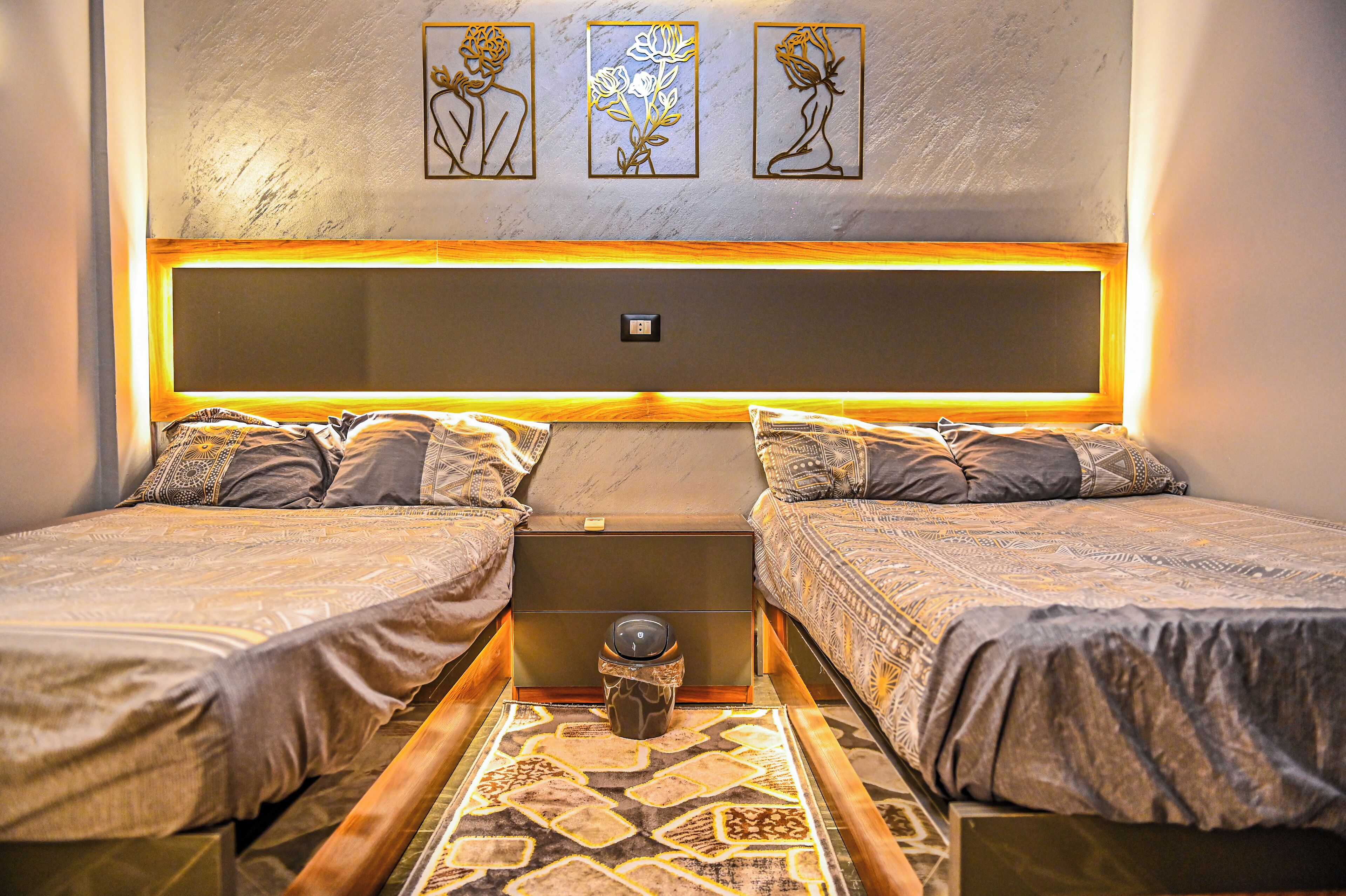 2 habitaciones y tabla de planchar con plancha 