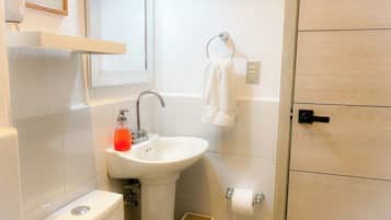 Doccia, asciugacapelli, asciugamani, sapone