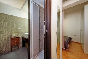 1 bedroom, iron/ironing board, WiFi, bed sheets - Rome, Esquilino, apartment for 4 (Roma)